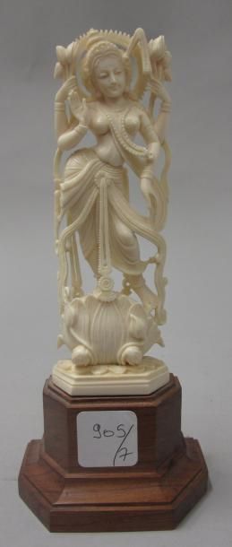 null statuette en ivoire sculpté représentant une divinité indou. Hauteur