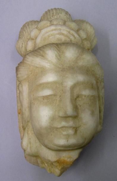 null Fragment de tête de divinité surmonté d'un diadème en granit. Chine. H. 18 ...