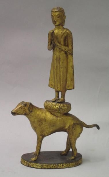 null Moine en prière, debout sur un chien, en bronze doré. Thailande. H.: 29 cm.