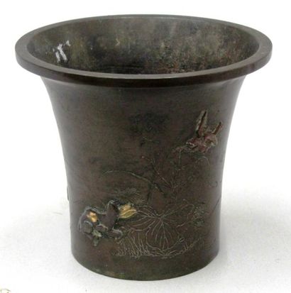 null Pot cylindrique à bord évasé en bronze à patine brune à décor ciselé de libellule,...
