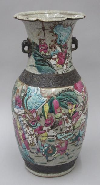 null Grand vase cylindrique en porcelaine craquelée à décor polychrome de scènes...