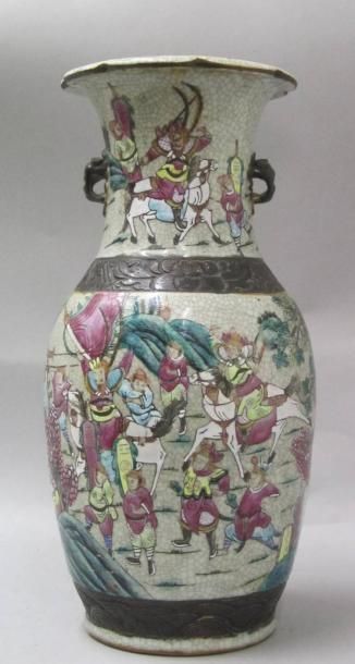 null Vase en porcelaine craquelée de Nankin à décor de chevalier et soldats. Chine....