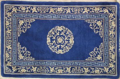 null Paire de tapis chinois à décor floral stylisé de couleur crême sur fond bleu....