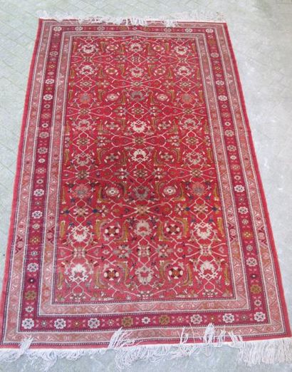 Caucase Tapis en laine à décor géométrique sur fond rose Caucase. Dim: 261 x 166...
