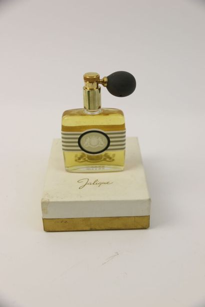 null Parfums Jalique - (années 1950)

Présenté dans son coffret en carton gainé de...