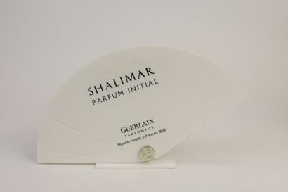 null Guerlain (années 2000) 

Porte mouillette "Shalimar Parfum Initial" en résine...