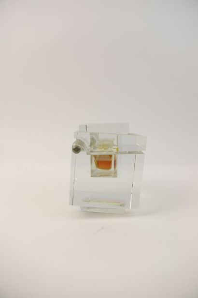 null Gianni Versace - "V'E" - (1990)

Luxueux coffret cubique asymétrique en cristal...
