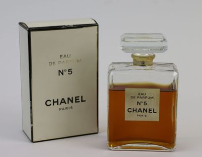 null Chanel "N°5" (années 1921)

Flacon modèle carré Malevitch contenant 200ml d'eau...