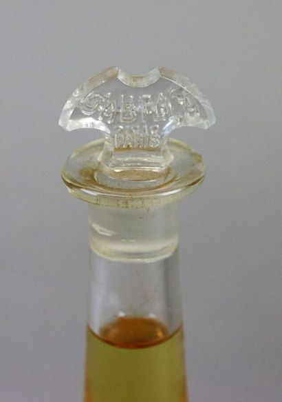 null Gabila (années 1910)

Flacon carafon en verre incolore pressé moulé de section...