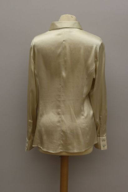 null EMPORIO ARMANI

Set of two blouses. 

One in cream silk and cotton with a celadon...