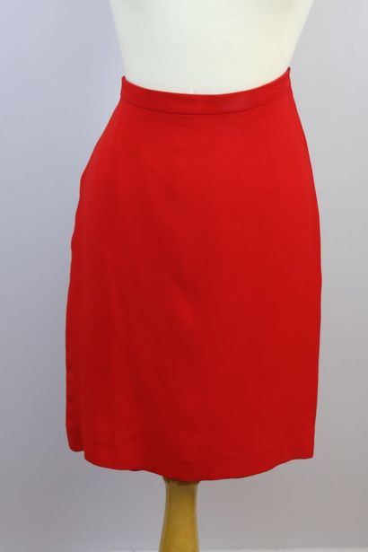 null CHRISTIAN DIOR

Straight skirt in red silk, closing with a clip and a zip in...