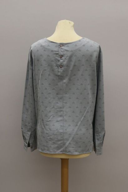 null CARVEN for LE LOUVRE

Grey blouse, with Louvre pyramids pattern, closing with...