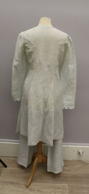 null Armand VENTILLO, 

set of pants and long shirt in very light blue silk and linen,...