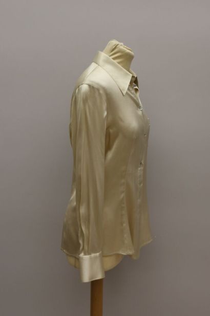 null EMPORIO ARMANI

Set of two blouses. 

One in cream silk and cotton with a celadon...