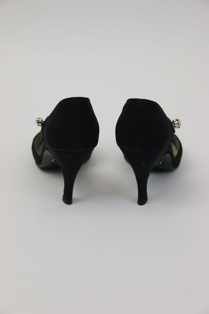 null CHRISTIAN DIOR 

Pair of black pumps adorned with a rhinestone

Size

Heel height...