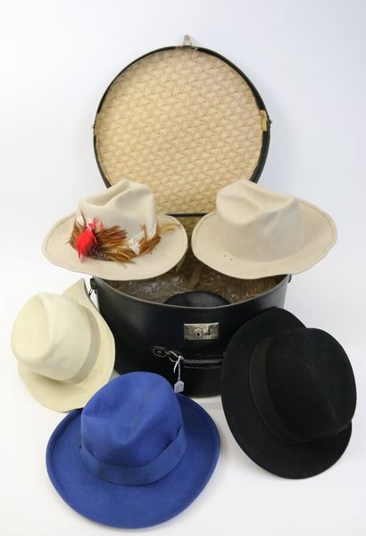 null Black hat box containing six hats in felt, wool and straw black, beige, blue,...