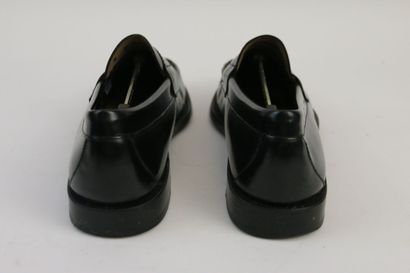 null BROOKS BROTHERS

Pair of smooth black leather loafers

Size 6 1/2 B

(Small...