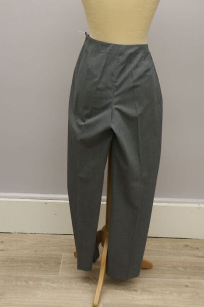 null EMPORIO ARMANI 

Pantalon à pince gris, se fermant par un zip sur le coté

Taille...