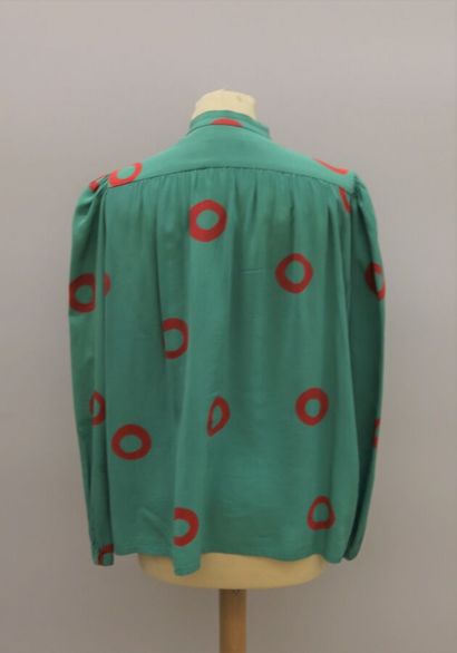 null CHRISTIAN DIOR 

Green silk blouse with red circle pattern, Mao collar, bow...