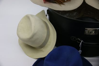 null Boite à chapeau noir contenant six chapeaux en feutrine, laine et en paille...