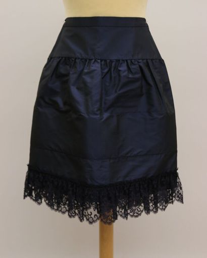 null CHANEL

Flared skirt in navy blue silk blend, lace at the bottom of the skirt....