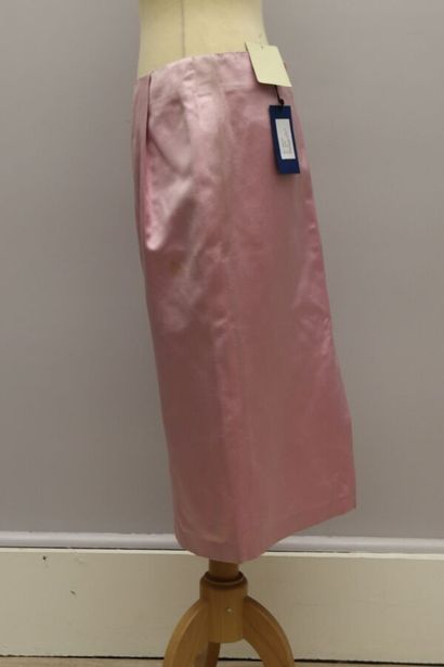null BALMAIN

Mid-length skirt in pink silk blend, closing with a zip and a clip...