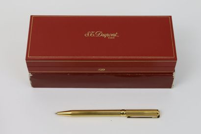 null DUPONT

Ballpoint pen model "Gatsby" in gold plated, with vertical gadroons

(Good...