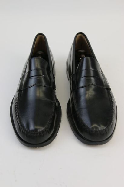 null BROOKS BROTHERS

Pair of smooth black leather loafers

Size 6 1/2 B

(Small...