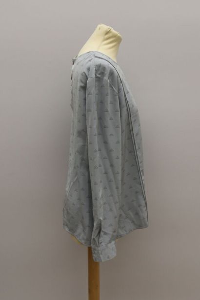 null CARVEN for LE LOUVRE

Grey blouse, with Louvre pyramids pattern, closing with...