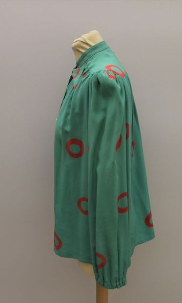 null CHRISTIAN DIOR 

Green silk blouse with red circle pattern, Mao collar, bow...