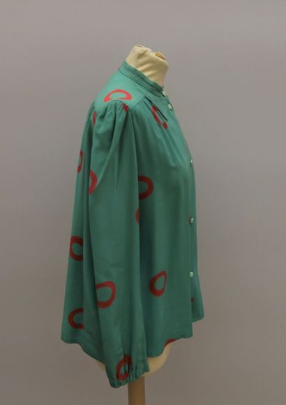 null CHRISTIAN DIOR 

Blouse en soie verte à motif de cercle rouge, col Mao, noeud...