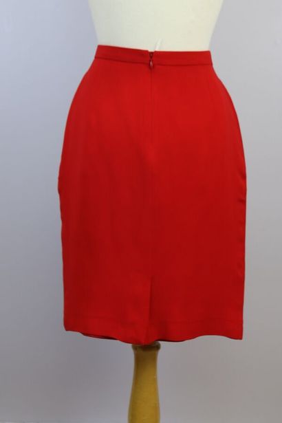 null CHRISTIAN DIOR

Straight skirt in red silk, closing with a clip and a zip in...