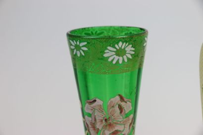 null LEGRAS - MONTJOYE

Vase à talon renflé en verre teinté vert à décor émaillé...