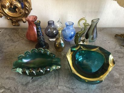 null Ensemble en verre de couleurs, pour certains de Murano, comprenant : cinq vases,...