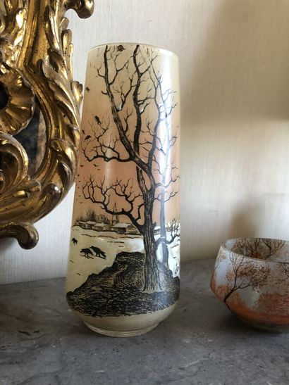 null JEM

Vase cornet en verre à décor peint de paysage hivernal sur fond oranger,...