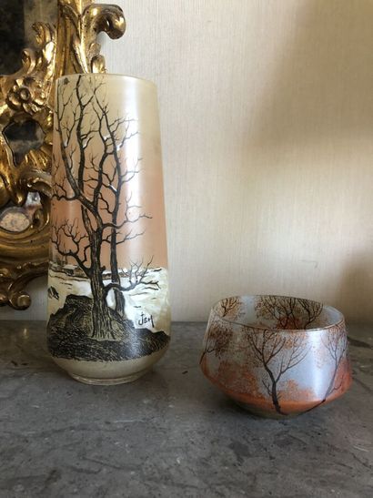 JEM 
Vase cornet en verre à décor peint de...