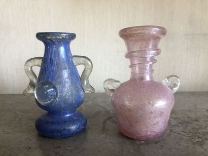 null Ensemble en verre soufflé, opalin ou sablé, bleu ou rose, comprenant : un flacon...