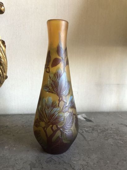 null Établissement GALLE

Vase oblong en verre multicouche à décor dégagé à l'acide...