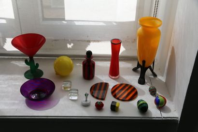 null Lot de verrerie contemporaine, en verre coloré, comprenant : 

- vase soliflore,...