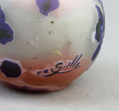 null Emile GALLE (1846-1904)

Petit vase cylindrique en verre multicouche sur fond...