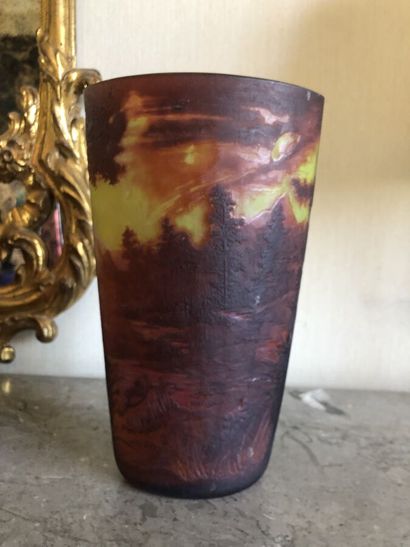 null GALLE TIP

Vase ovale en verre multicouche à décor dégagé à l'acide d'arbres...