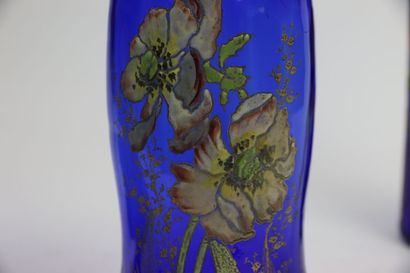 null LEGRAS - MONTJOYE

Vase cylindrique en verre moulé et teinté bleu à décor émaillé...