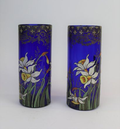 null LEGRAS - MONTJOYE

Paire de vases rouleaux en verre moulé et teinté bleu à décor...