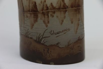 null THOUVENIN

Vase méplat en verre multicouche brun à décor tournant dégagé à l'acide...