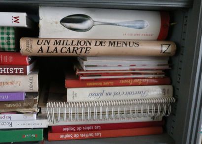 null [Cuisine] Fort ensemble d'ouvrages sur le thème de la cuisine.