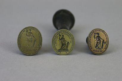 null Three wax seals in bronze, the handle in boxwood on one, of which : - C.re du...