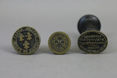 null Three wax seals in bronze, the handle in boxwood on one, of which : - Tailles,...