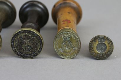 null Seven wax seals in bronze, the handle in boxwood on four, including: - Store...