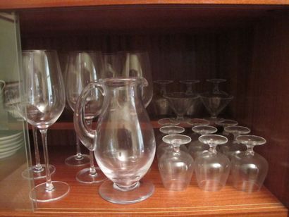 null Six crystal tasting glasses. 

One joined: glasses with liqueurs, two carafes...