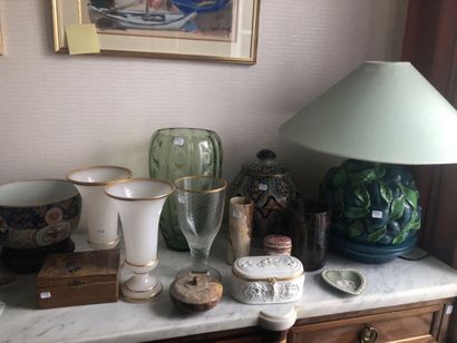 null Green molded glass vase, H.: 32.5 cm, Globular ceramic lamp base glazed in green...